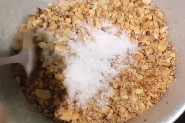 Cách làm muối lạc rang giòn bùi ăn kèm món chay mặn cach lam muoi lac 2