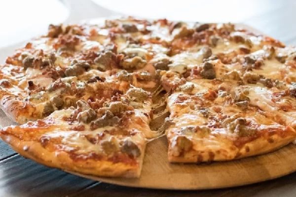 Cách làm pizza bò phô mai kéo sợi ngon khó cưỡng cach lam pizza bo 3