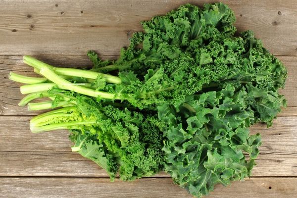 Cách làm salad cải kale dinh dưỡng hợp chế độ eat clean cach lam salad cai kale 2