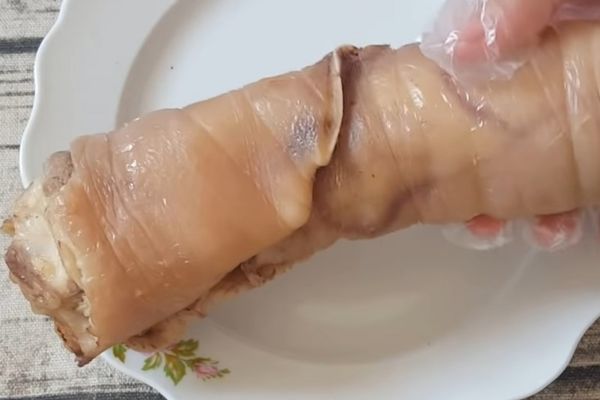 Cách làm tai heo cuộn bắp bò giòn ngon đãi tiệc cach lam tai heo cuon bap bo 1