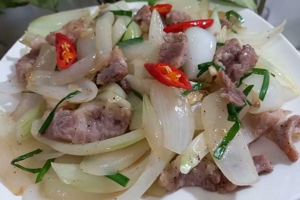 Cách làm thịt heo xào hành tây thơm ngọt đậm đà cach lam thit heo xao hanh tay 1