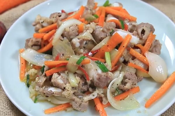 Cách làm thịt heo xào hành tây thơm ngọt đậm đà cach lam thit heo xao hanh tay 2