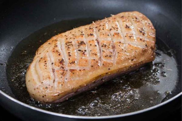 Cách làm vịt áp chảo da giòn thịt mềm thơm nức mũi cach lam vit ap chao 2