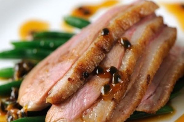 Cách làm vịt áp chảo da giòn thịt mềm thơm nức mũi cach lam vit ap chao 3