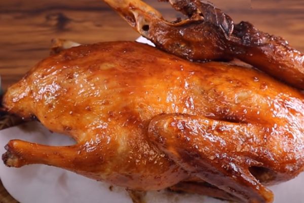 Cách làm vịt quay da giòn ướp thơm vàng óng đẹp mắt cach lam vit quay da gion 2