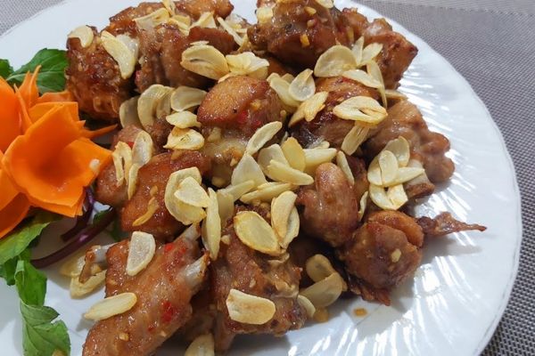 Cách làm vịt rang cháy tỏi mặn mà thơm khó cưỡng cach lam vit rang chay toi 1