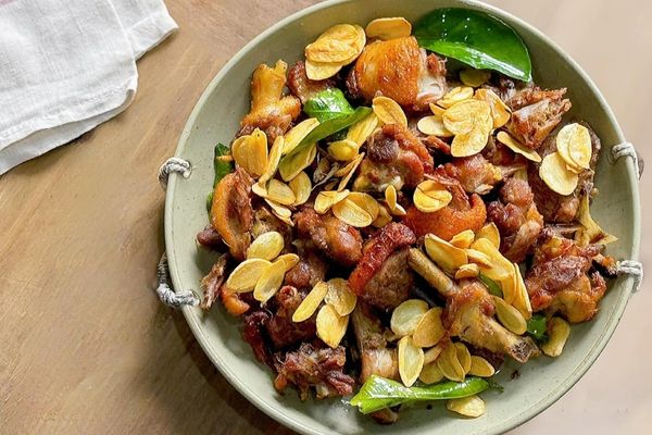 Cách làm vịt rang cháy tỏi mặn mà thơm khó cưỡng cach lam vit rang chay toi 2