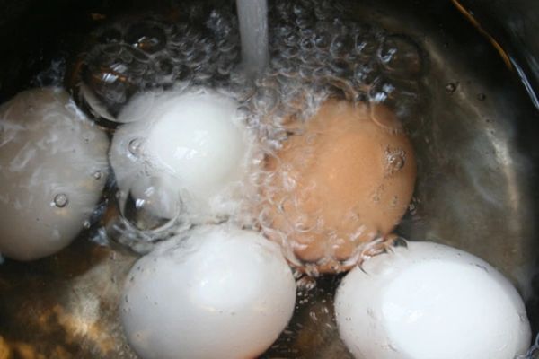 Cách luộc trứng ung không bị nổ đúng cách an toàn nhất cach luoc trung ung khong bi no 2