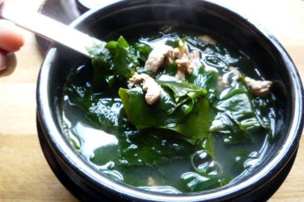 Cách nấu canh rong biển thịt bằm ngon ngọt bổ dưỡng cach nau canh rong bien thit bam 2