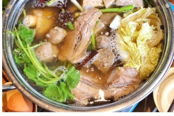 Cách nấu lẩu bò khoai môn béo ngậy thơm ngon tròn vị cach nau lau bo khoai mon 2