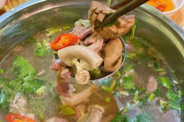 Cách nấu lẩu lòng lợn dai giòn ngon chuẩn vị miền Bắc cach nau lau long lon 2