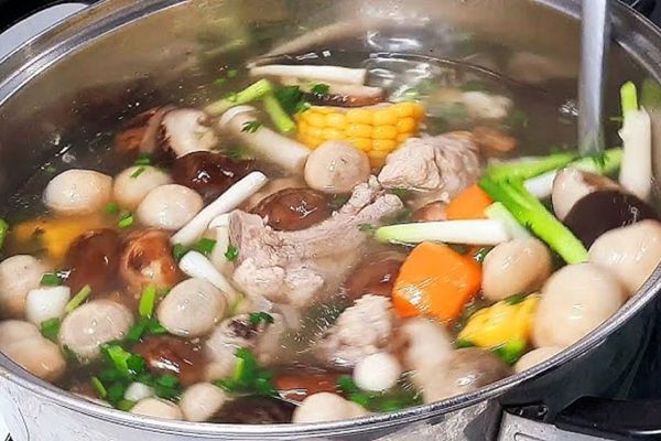 Cách nấu lẩu nấm xương heo thanh ngọt bổ dưỡng dễ ăn cach nau lau nam xuong heo 1