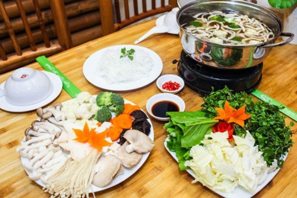Cách nấu lẩu nấm xương heo thanh ngọt bổ dưỡng dễ ăn cach nau lau nam xuong heo 3