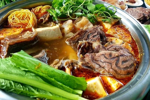 Cách nấu lẩu sườn bò mềm thơm đậm đà hấp dẫn cach nau lau suon bo 1