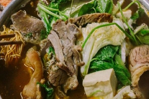 Cách nấu lẩu sườn bò mềm thơm đậm đà hấp dẫn cach nau lau suon bo 3