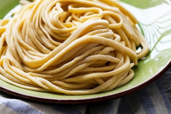 cach nau mi trung kho 1