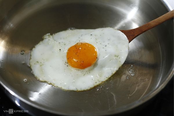 Cách nấu trứng ốp la lòng đào vàng ươm vừa chín tới cach nau trung op la 1