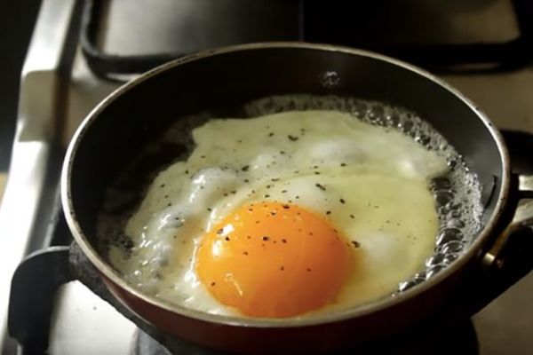 Cách nấu trứng ốp la lòng đào vàng ươm vừa chín tới cach nau trung op la 2