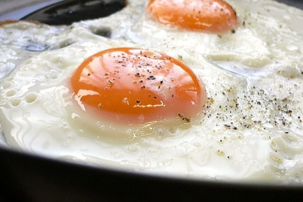 Cách nấu trứng ốp la lòng đào vàng ươm vừa chín tới cach nau trung op la 3